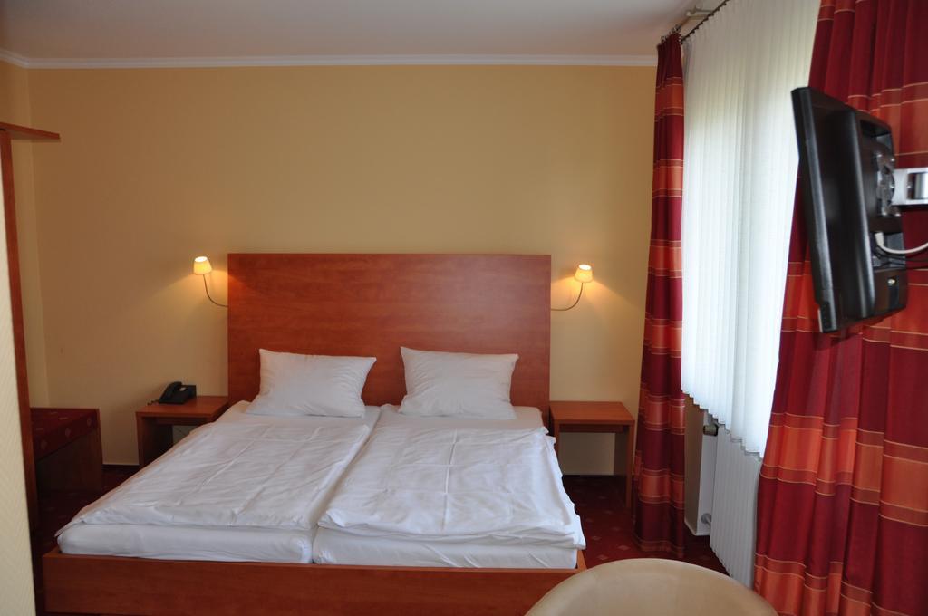 Hotel Cafe Ernst Bernkastel-Kues Room photo